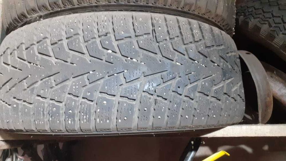 Зимние шины шипованные б/у 2-штуки. Рамер: 235×55/18.