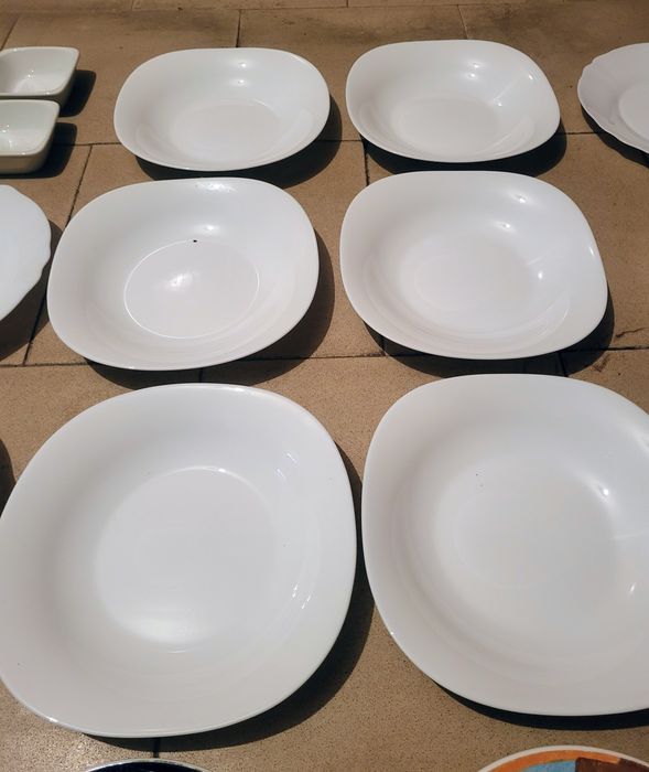 Продавам порцеланови и стъклени чинии и статуетки