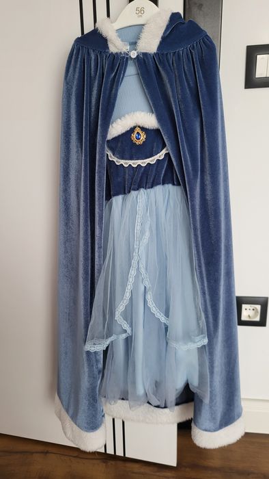 Rochita Elsa cu pelerina