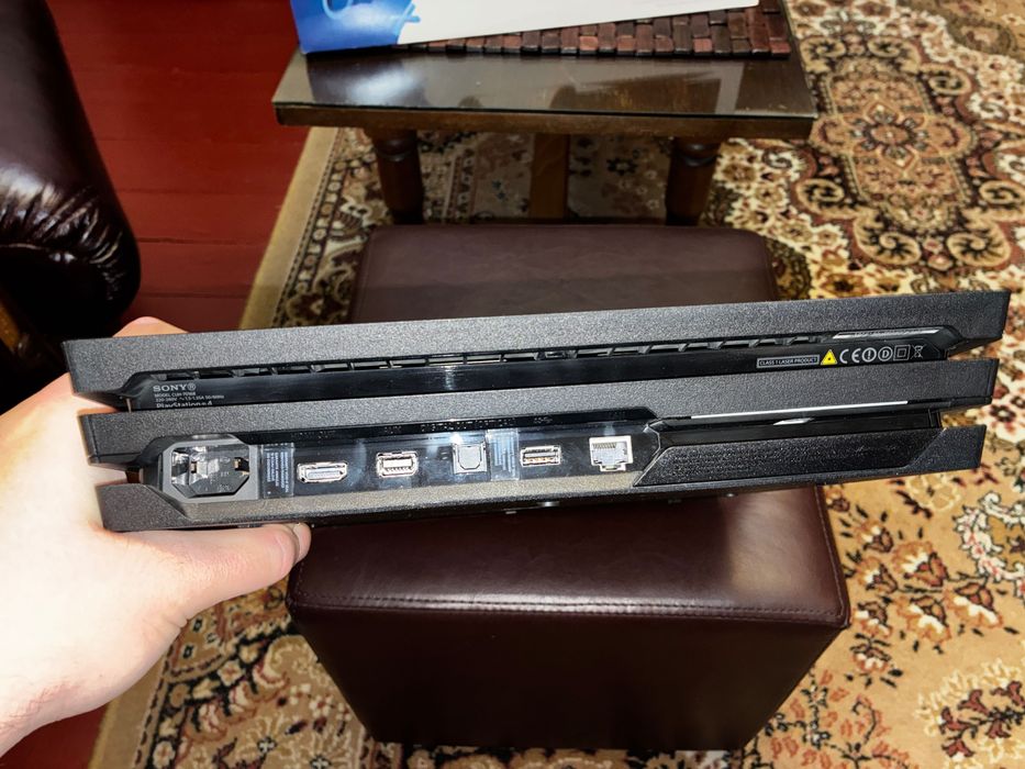 Consola Sony PlayStation 4 Pro + 4 controllere