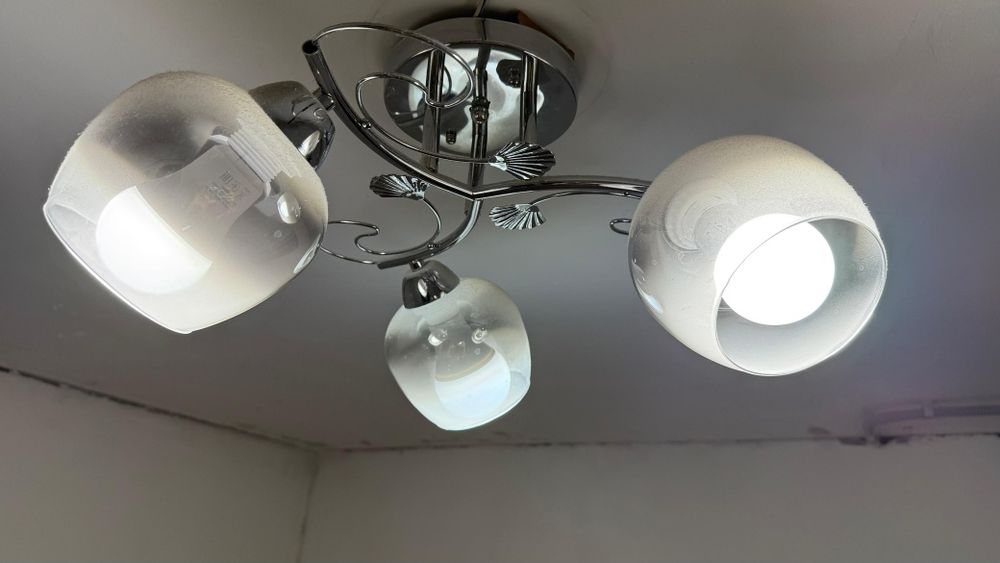 продам люстру без лампочек