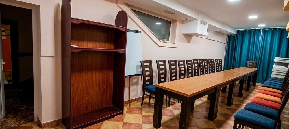 ЗАЛА под наем в бизнес сграда - краткосточен НАЕМ Дневен / Почасов / Уикенд на стратегическа локация в Благоевград ЦЕНА ПО ДОГОВАРЯНЕ ЗА ИЗБРАН ПЕРИОД