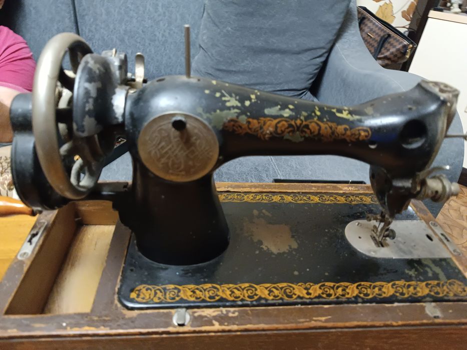Продам швейную машинку