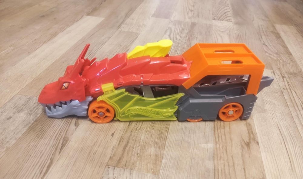 Продавам - Hot Wheels паркинг, писти и автовоз