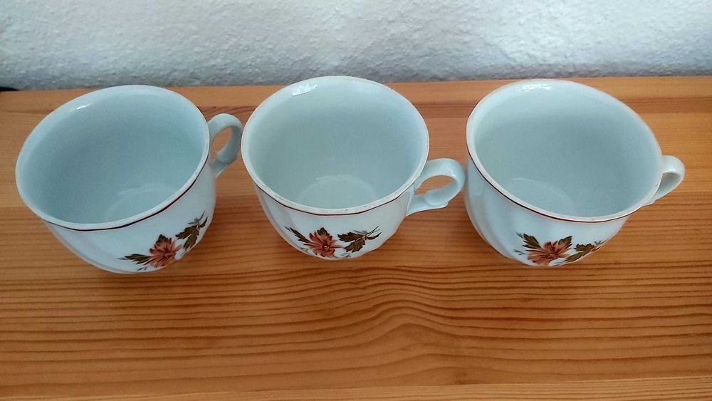 Рядки ретро порцеланови чаши за кафе, произведени в България