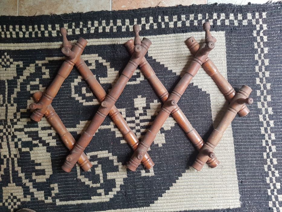 Продава се дървена закачалка