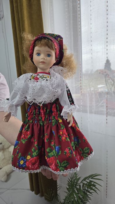 Păpușă decorativă din porțelan în port tradițional din Țara Oașului