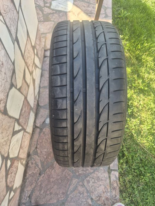 Vând 3 bucăti de cauciuri Bridgestone 2 din ele sunt Dot 22 dar sunt bune si cealalta Dot 2025 
Dimensiuni 235/40/R19 
Made in Polonia 
300 de lei buc