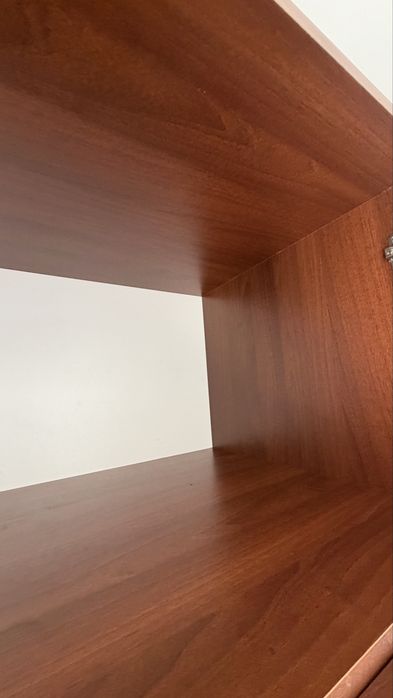 Шкаф коричневого цвета для одежды