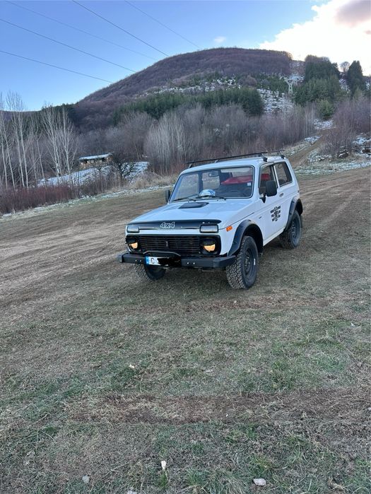 продавам Лада нива