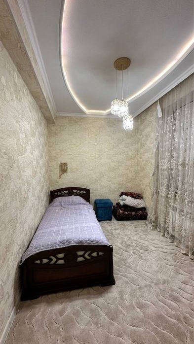 Ижарага берилади 3 хонали 5 этаж 500$. Адрес Аэропорт.