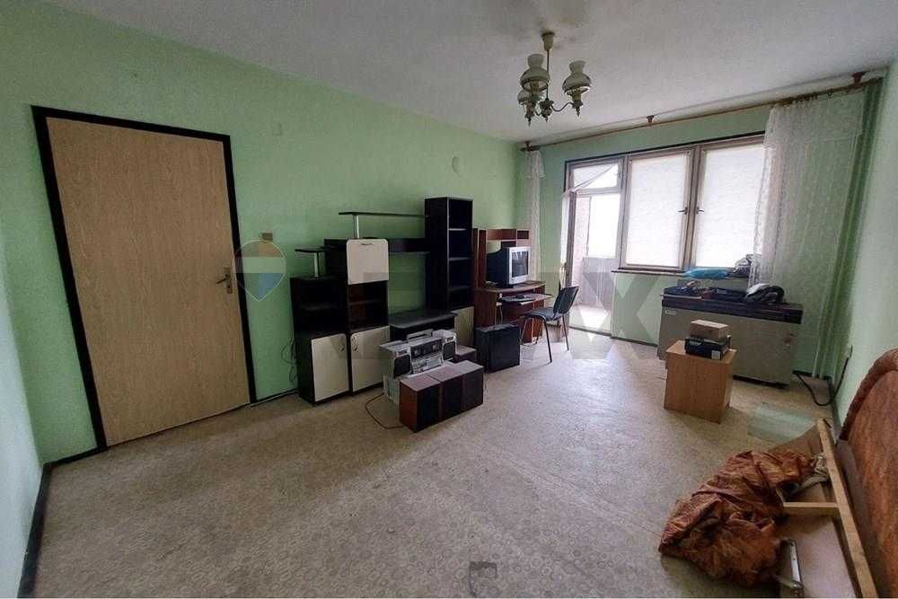 Тристаен апартамент с отделна кухня и гараж за продажба, гр. Добрич