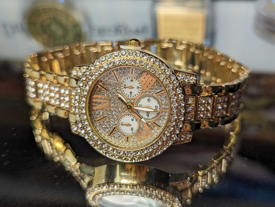 Дамски позлатен часовник с много камъни цирконии.Страхорни бижу !