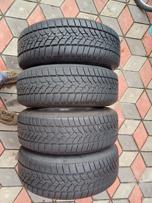 Vând 4 anvelope de iarna 225 65 r17 DUNLOP aproape noi