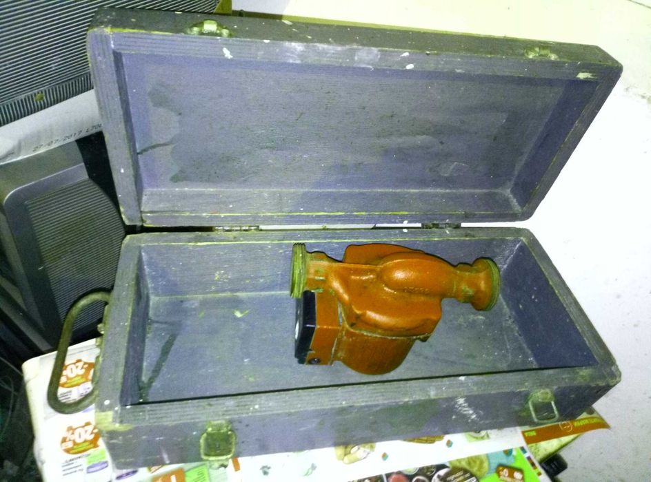 GRUNDFOS Стара Циркулационна ПОМПА и Старо Дървено САНДЪЧЕ