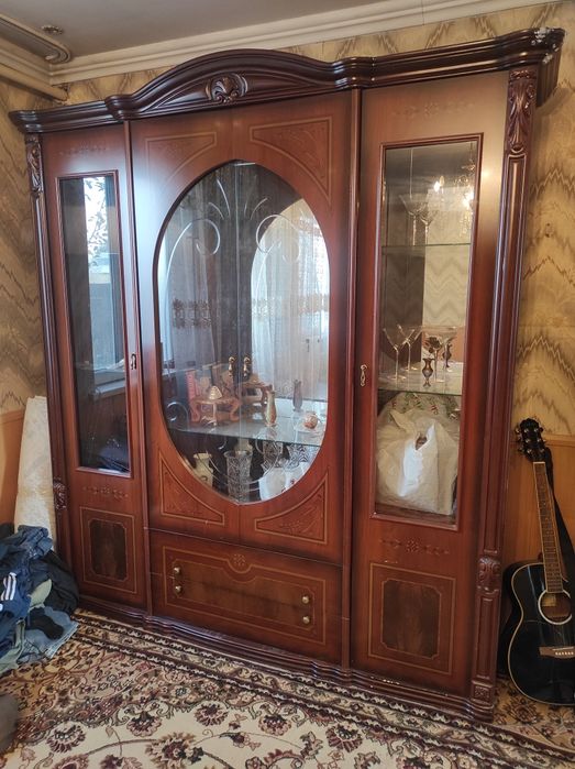 Продам сервант шкаф для посуды