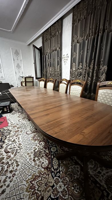 Стол для гостиной и стулья