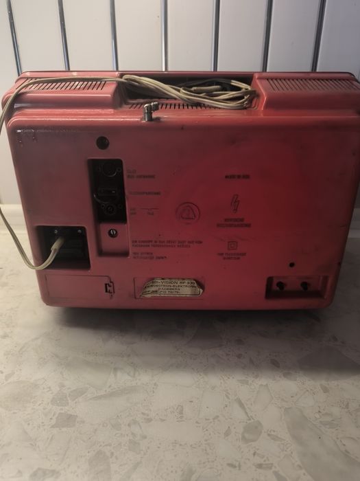 Переносной телевизор.