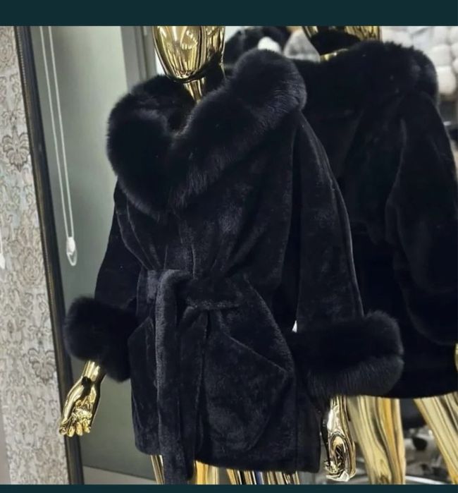 Vand haina din lana Alcantara cu vulpe naturala la 1200 lei