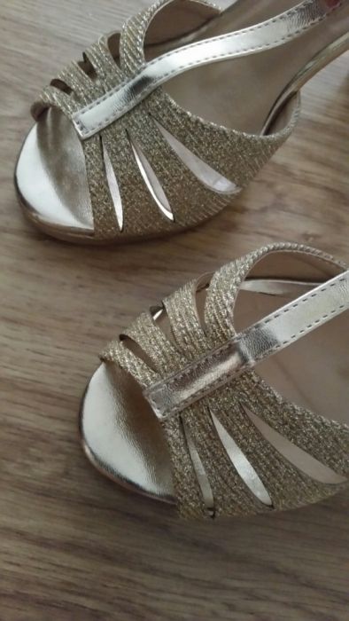 Sandale aurii pentru ocazie