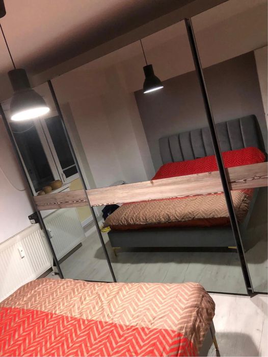 Închiriez apartament cu 2 camere (făcute  3), în zona Camerei de Comerț