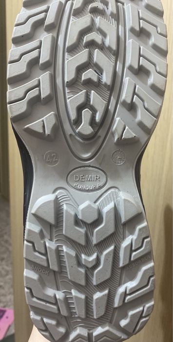 Продам спец обувь новый
