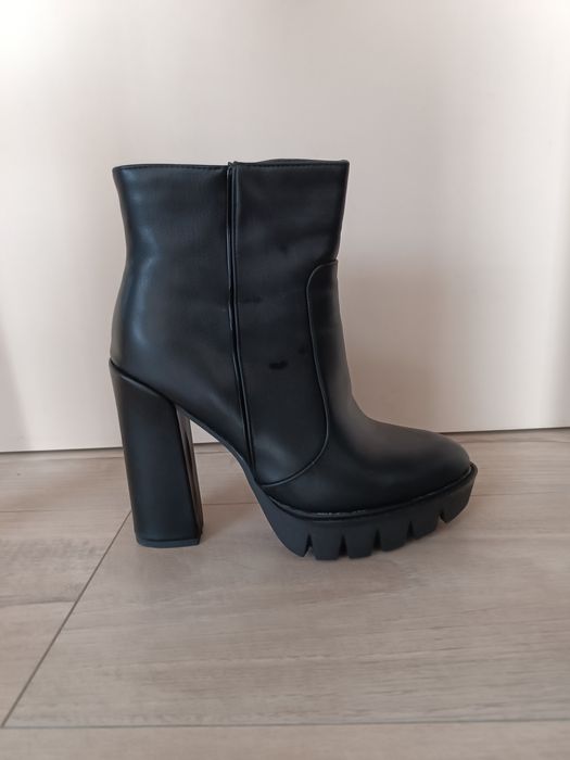 Обувки/боти на ток