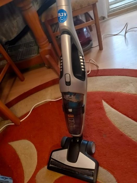 Vând aspirator vertical