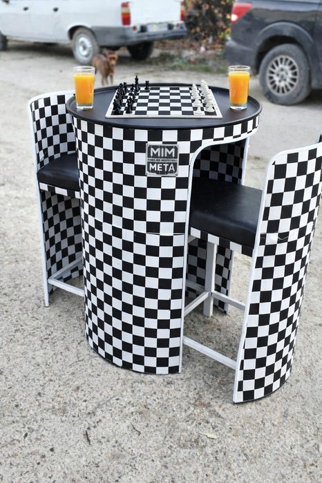 Set masa și 2 scaune confecționat din butoi special pt jucători de sah