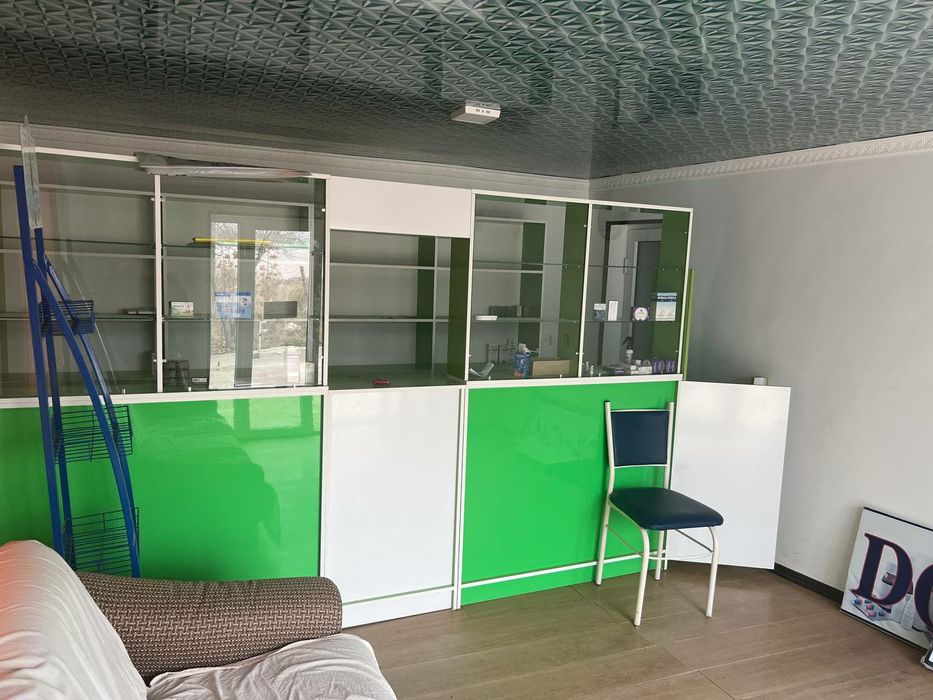 Аптека учун холати янги,тайёр стеллажли мебеллар.