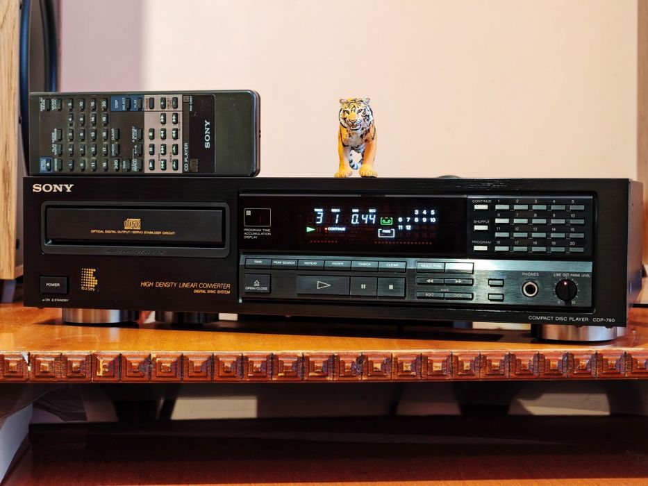 Cd player top. Sony CDP-790. Telecomanda originală. Ca nou. Preț fix !
