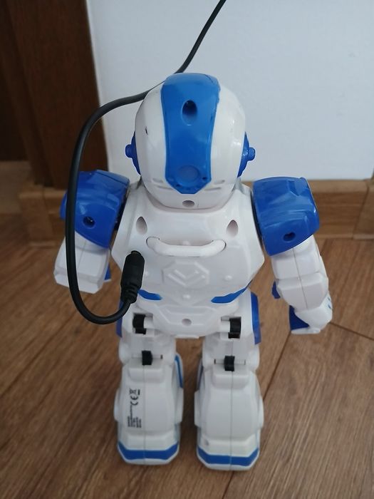 Robot inteligent interactiv cu telecomandă și control prin gesturi, programabil