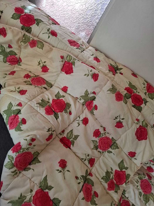 Vând plapuma dublă 180/200 cm + cadou