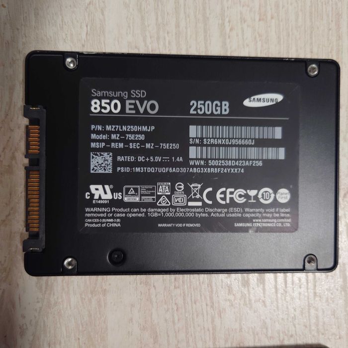 Vand la bucata sau impreuna 2 SSDuri SATA III de 2.5" Samsung 850 EVO de 250 Gb