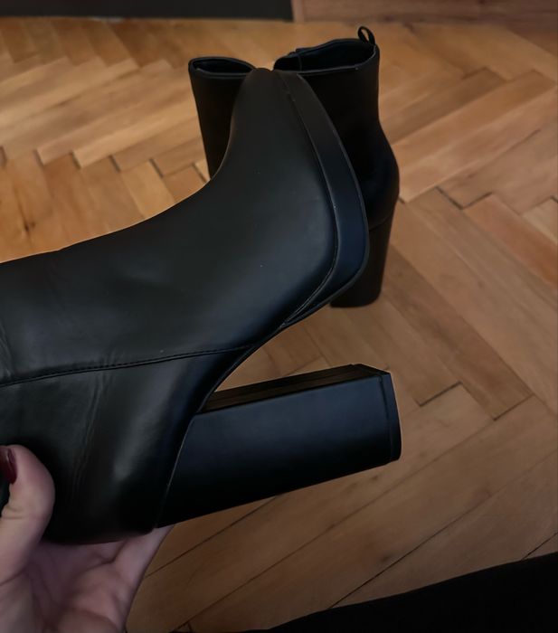 Обувки. Черни кожени боти с висок ток.