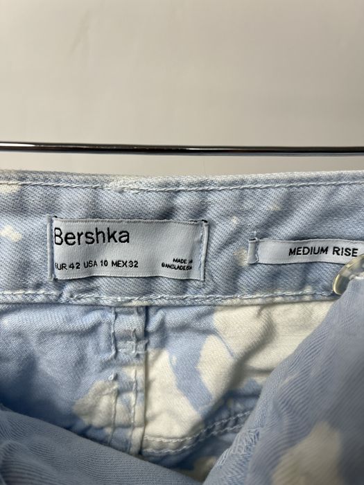 Одежда девушке.