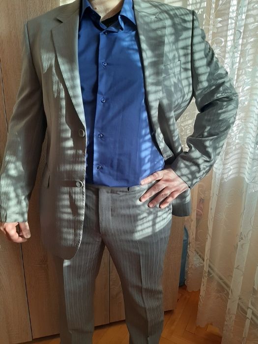 Официален мъжки костюм.