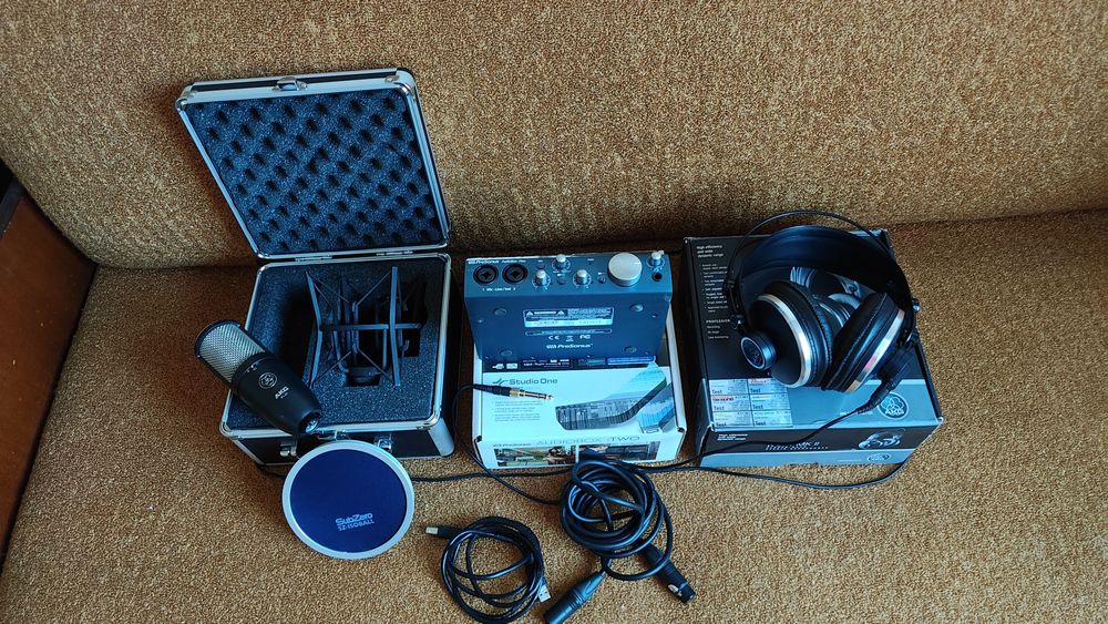 Професионално студийно ниво: Комплект AKG P420 + PreSonus AudioBox iTwo + AKG K240 (Като нов)
