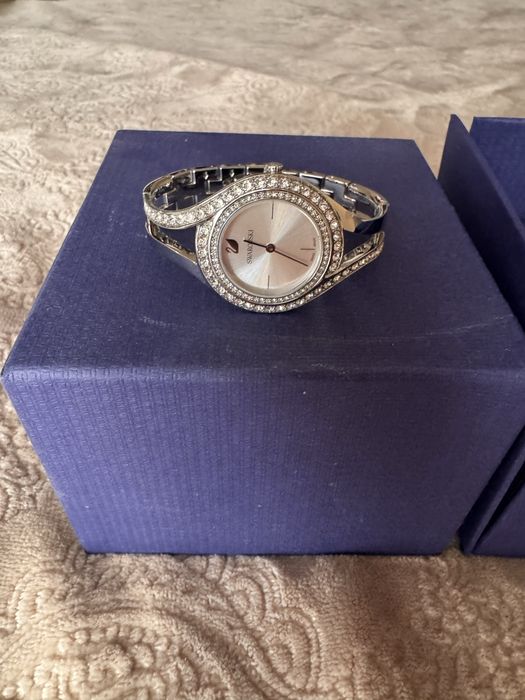 Часовник svarovski