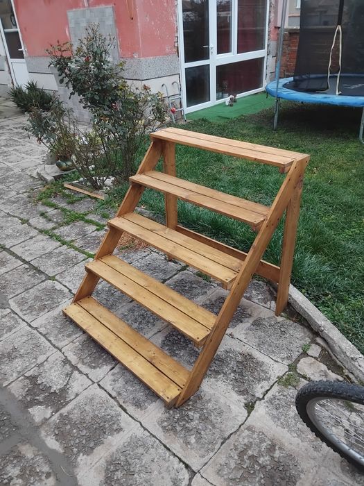 Стъпаловидн рафт цветарник