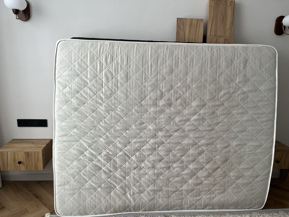 Продам кровать 160*200 с матрасом