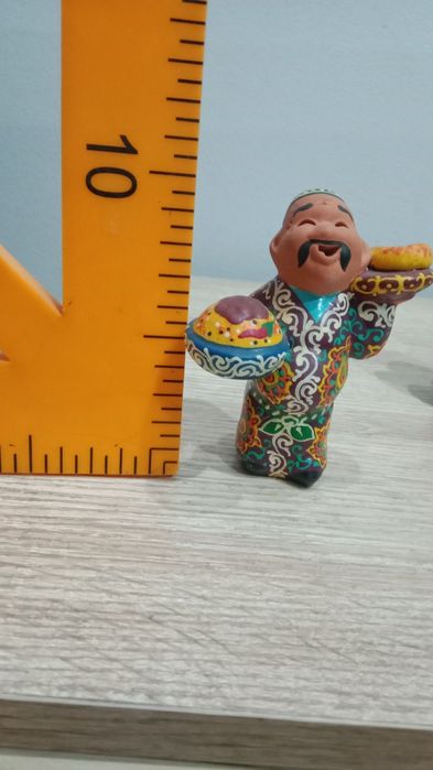 Сувенир,, узбек с лепёшкой,, керамика