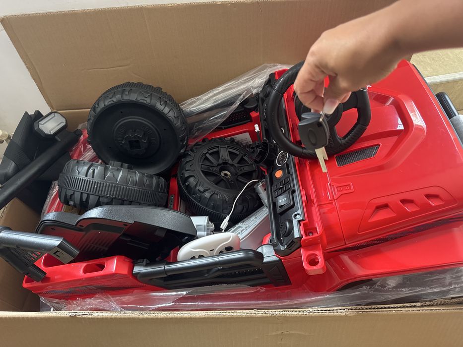 Mașinuță electrică BBH-053 – 12V  Mașinuță electrică pentru copii, model Electric Ride On Car BBH-053, alimentare 12V.