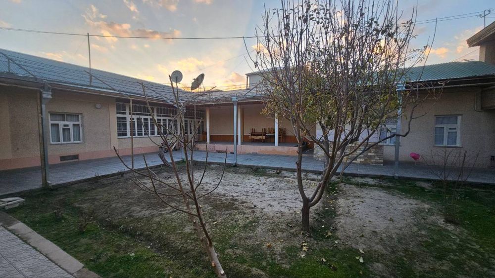 Xovli sotiladi 5 sotoq. 11ta xona. Erkin savdo