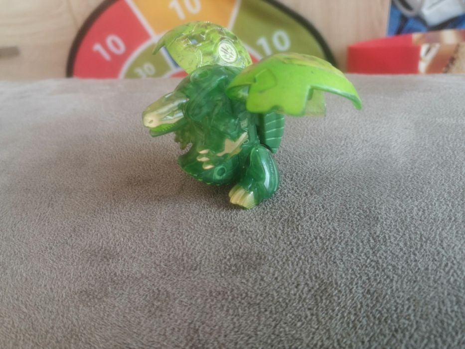 Бакуган Зелен Дракон и бял Дракон в кутия