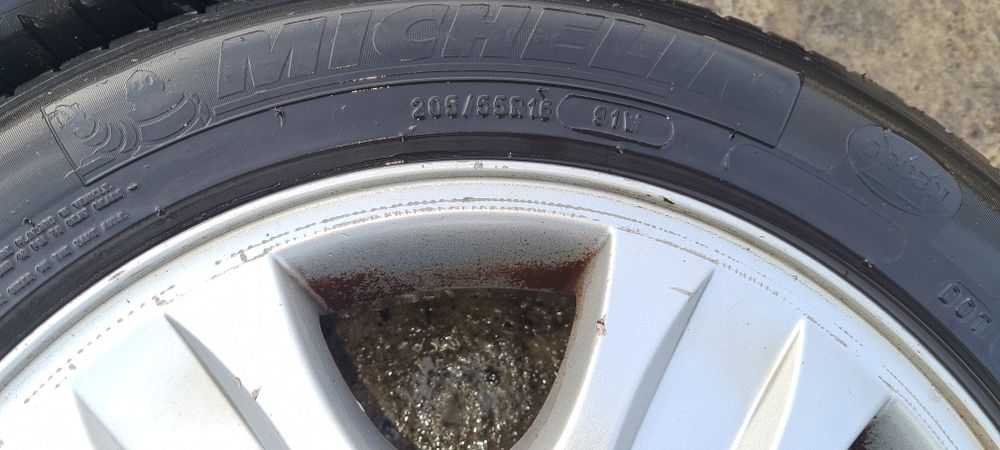 Janta aluminiu ford cu cauciucuri uzate  205/55/16 de rezerva