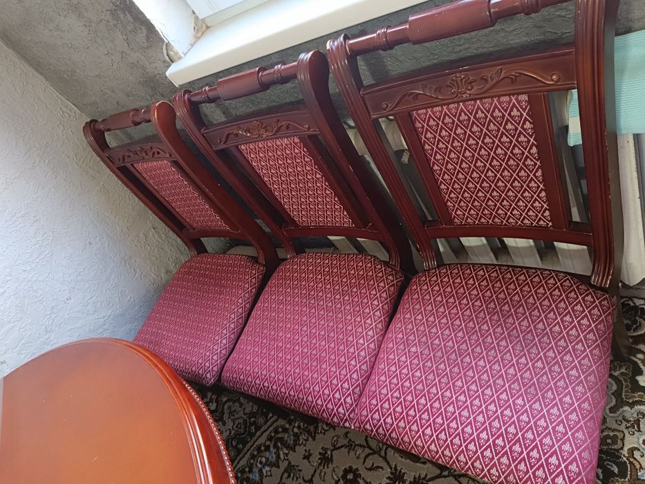 Продам кухонный стол со стульями
