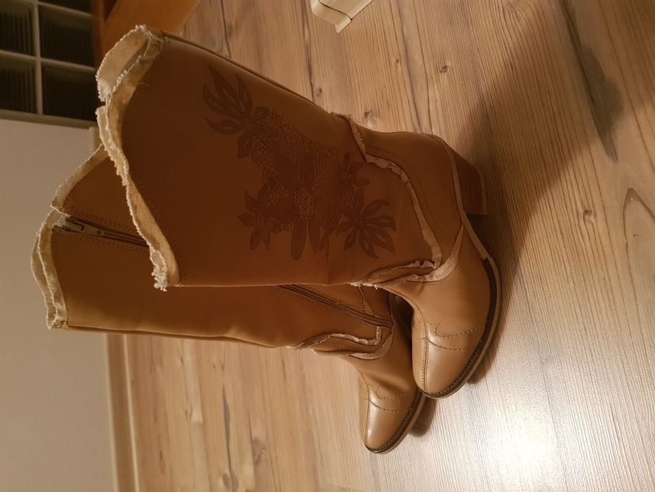 Cizme piele model deosebit,mar 39 ptr un picior subtire