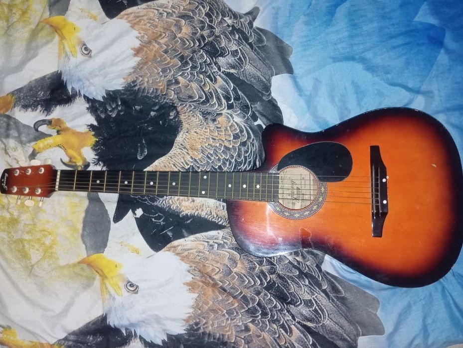 Продам срочно Гитара шестиструнный