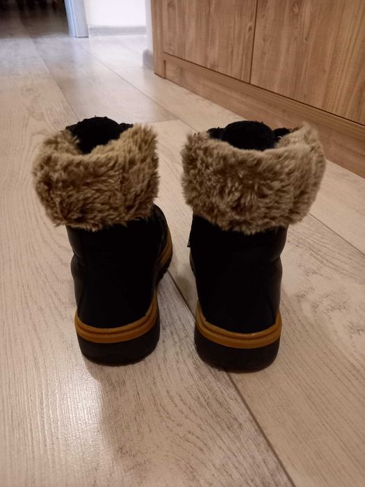 Ботуши за момиче 25 номер,Естествена  кожа.